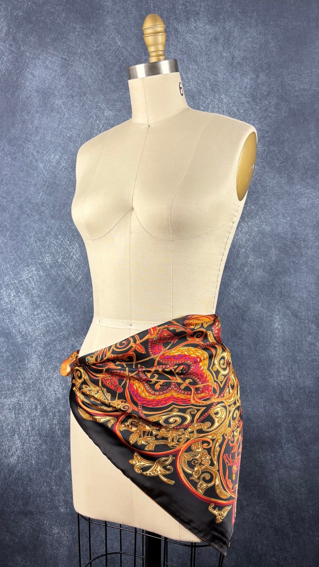 Foulard coloré en viscose et soie carré porté en jupette.