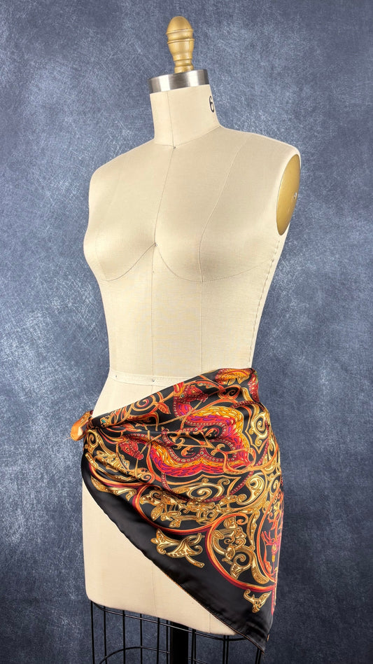 Foulard coloré en viscose et soie carré porté en jupette.