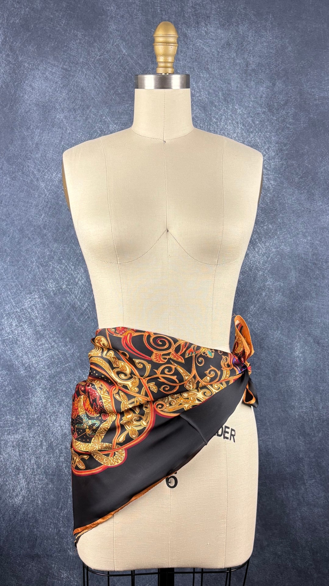 Foulard coloré en viscose et soie carré. Vue de face, porté en jupette à la taille, sur le mannequin.