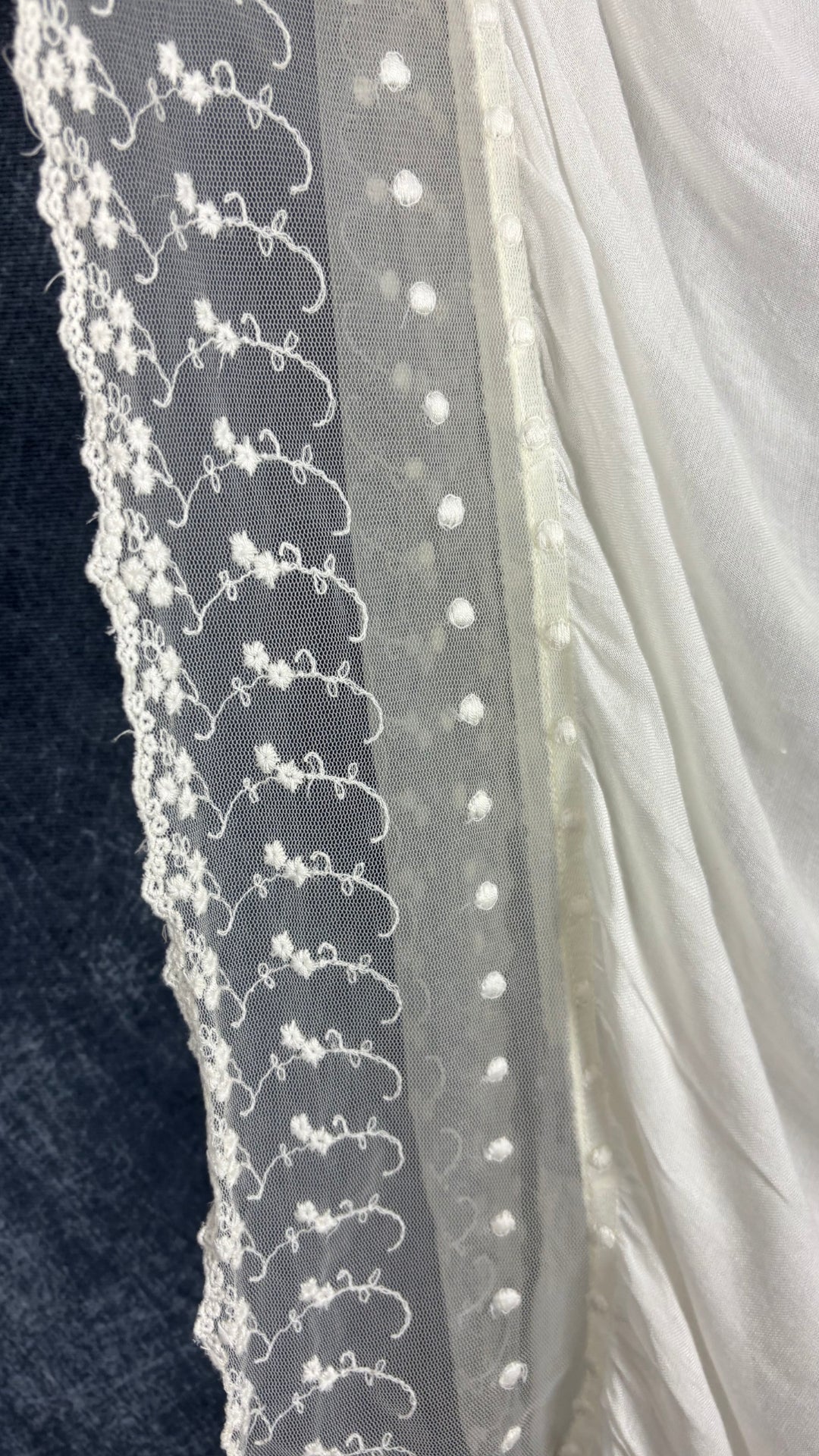 Foulard crème et dentelle RW & Co. Vue de près de la dentelle.