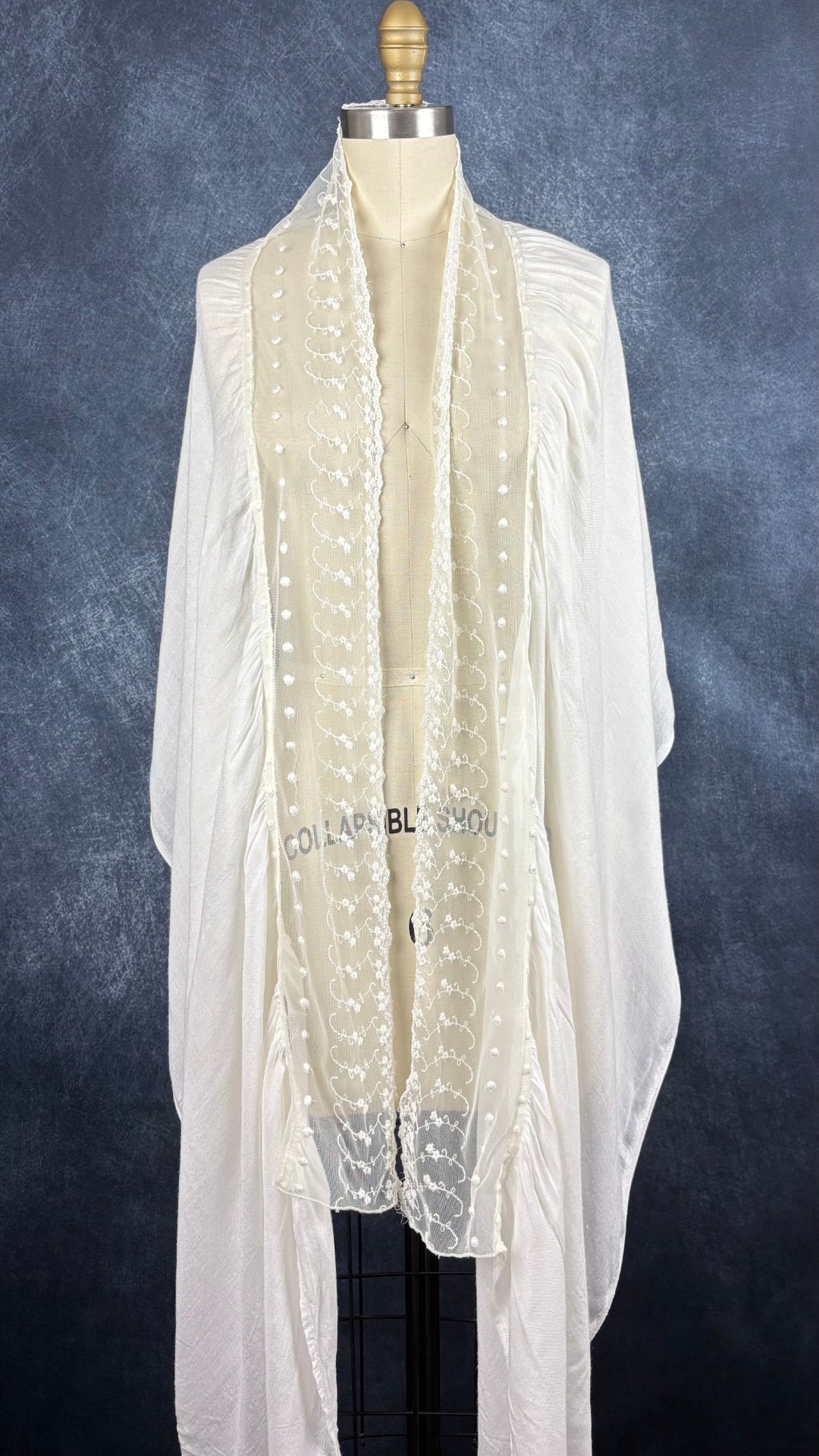Foulard crème et dentelle RW & Co. Vue du foulard déposé sur les épaules du mannequin.