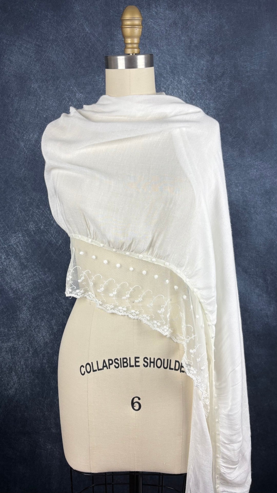 Foulard crème et dentelle RW & Co. Vue du foulard enroulé sur les épaules du mannequin.