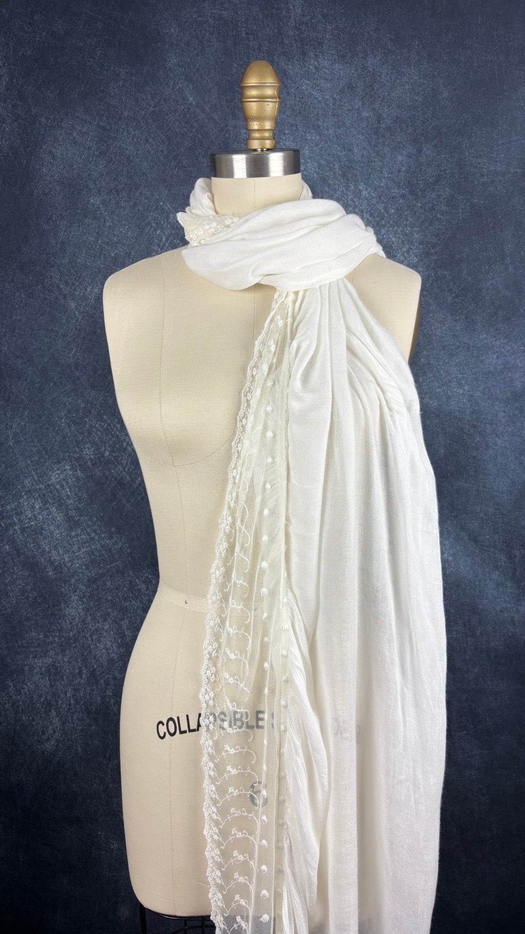 Foulard crème et dentelle RW & Co. Vue du foulard autour du cou du mannequin.