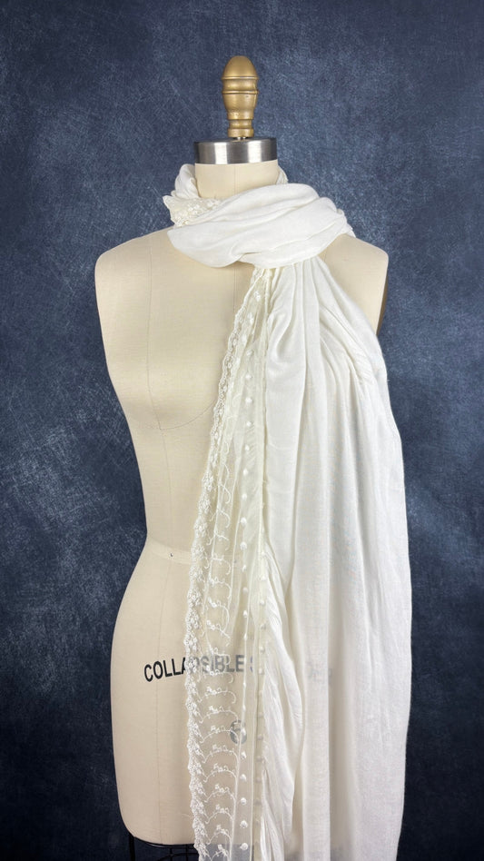 Foulard crème et dentelle RW & Co. Vue du foulard autour du cou du mannequin.