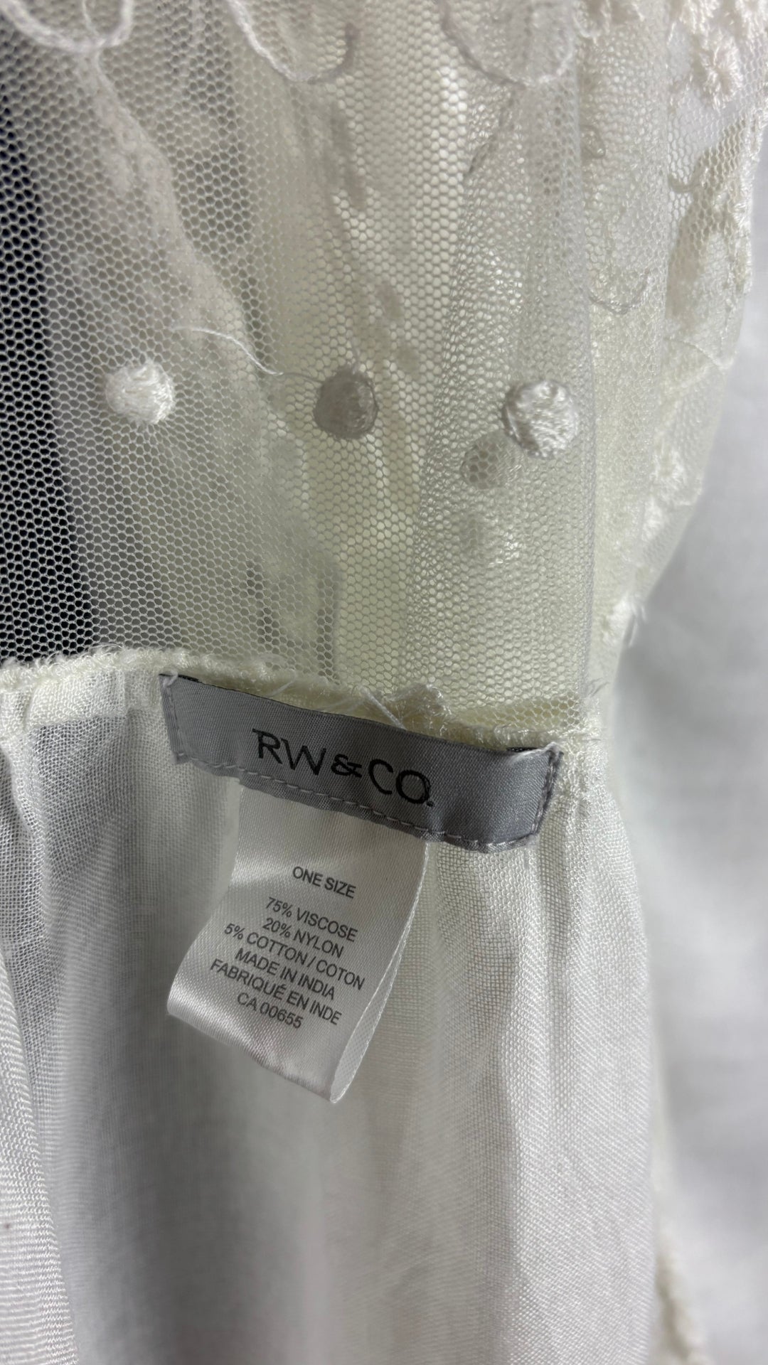 Foulard crème et dentelle RW & Co. Vue de l'étiquette.