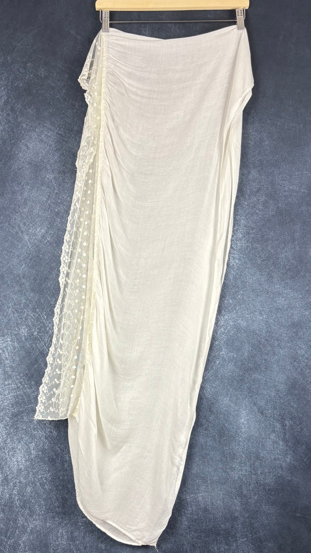 Foulard crème et dentelle RW & Co. Vue du foulard, plié en deux sur un cintre.