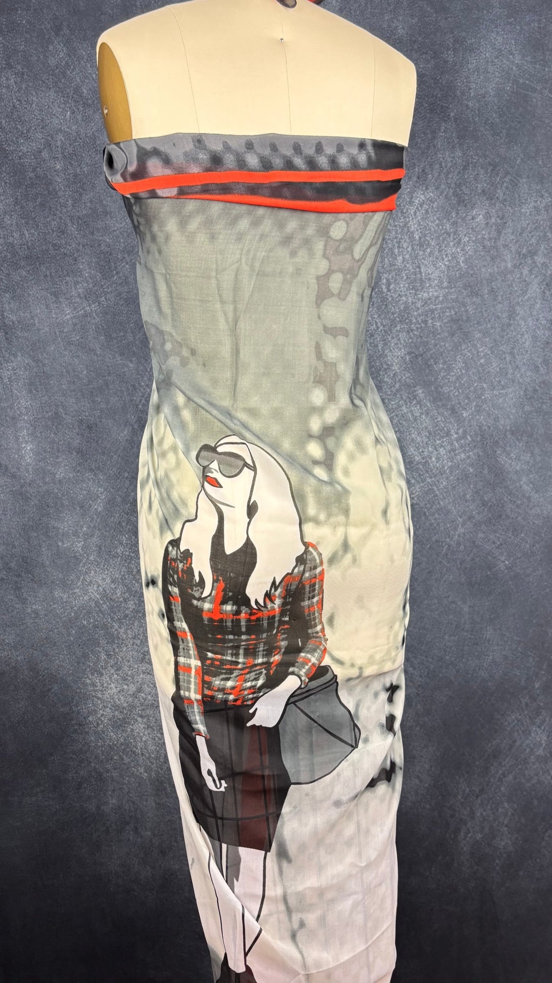 Grand foulard carré gris et orangé femme fatale. Vue de dos, lorsque porté en robe.