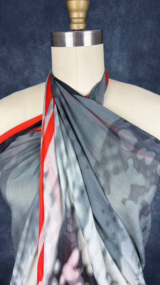 Grand foulard carré gris et orangé femme fatale. Vue de près de l'encolure lorsque porté en robe.