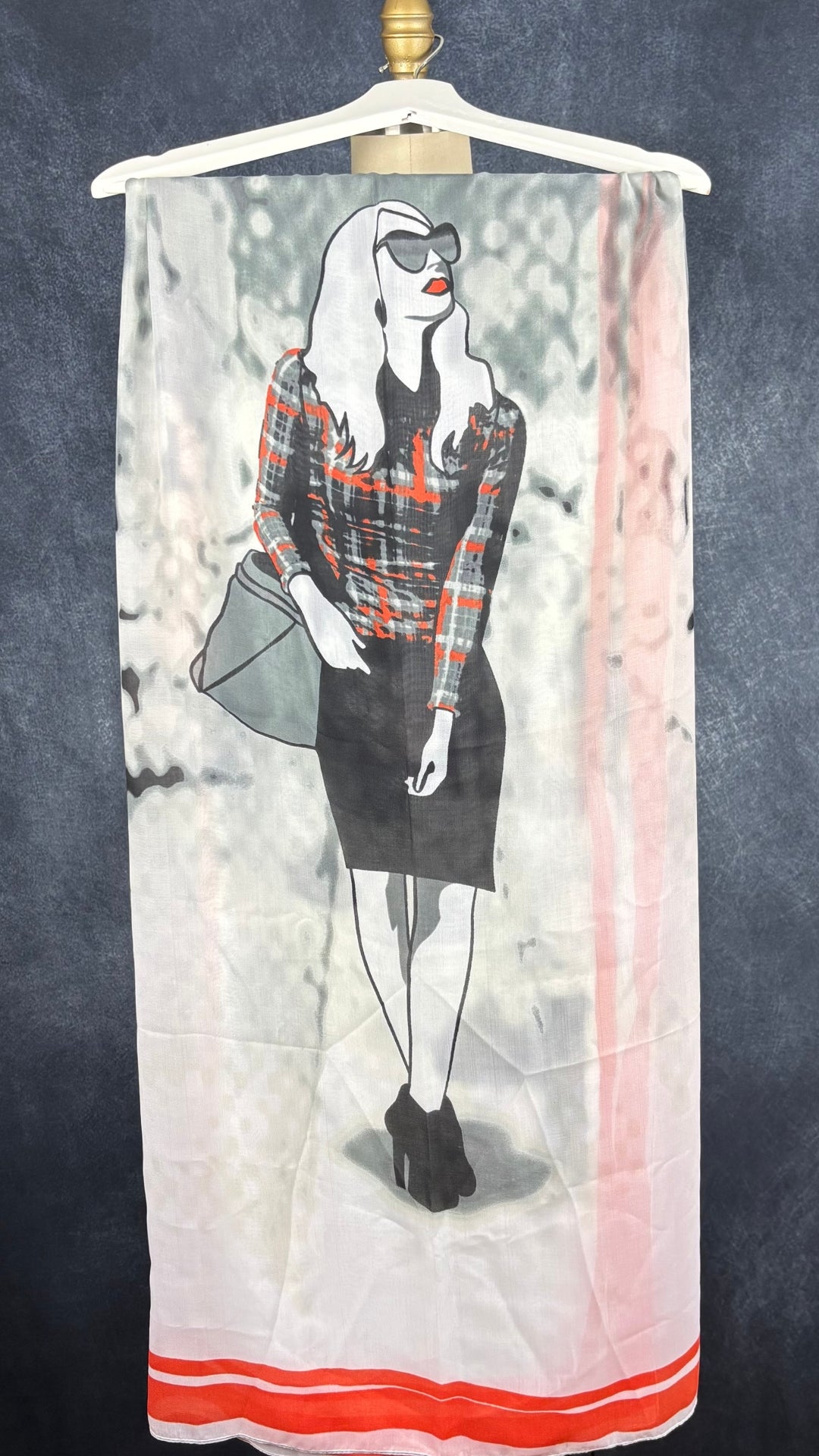 Grand foulard carré gris et orangé femme fatale. Vue de face de l'imprimé.
