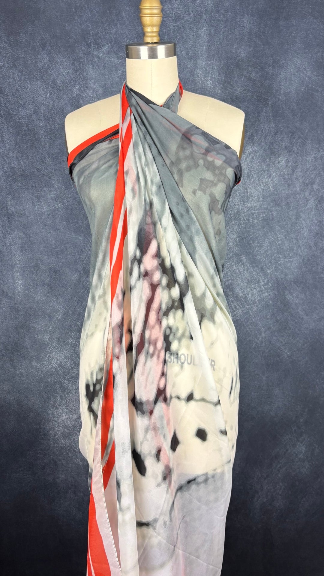Grand foulard carré gris et orangé femme fatale. Vue du foulard porté en robe, de face.