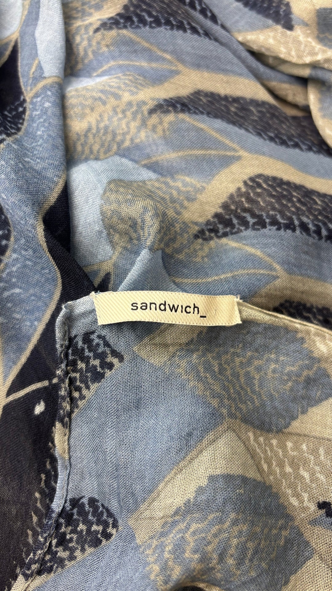 Foulard fin à motifs géométriques gris, bleu doux, bleu denim, marine Sandwich, grand rectangle. Vue de l'étiquette.