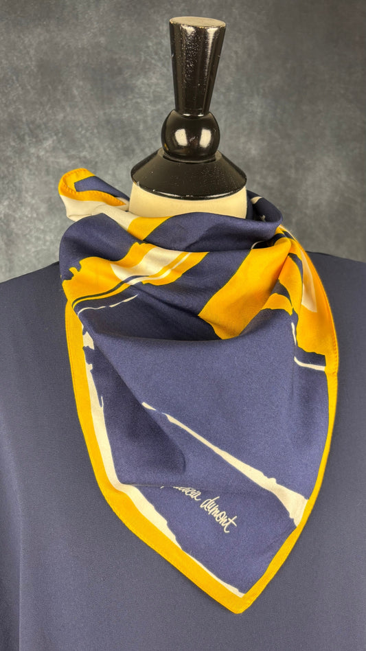 Foulard floral marine et jaune Patricia Dumont, carré. Vue du foulard noué au cou du mannequin.