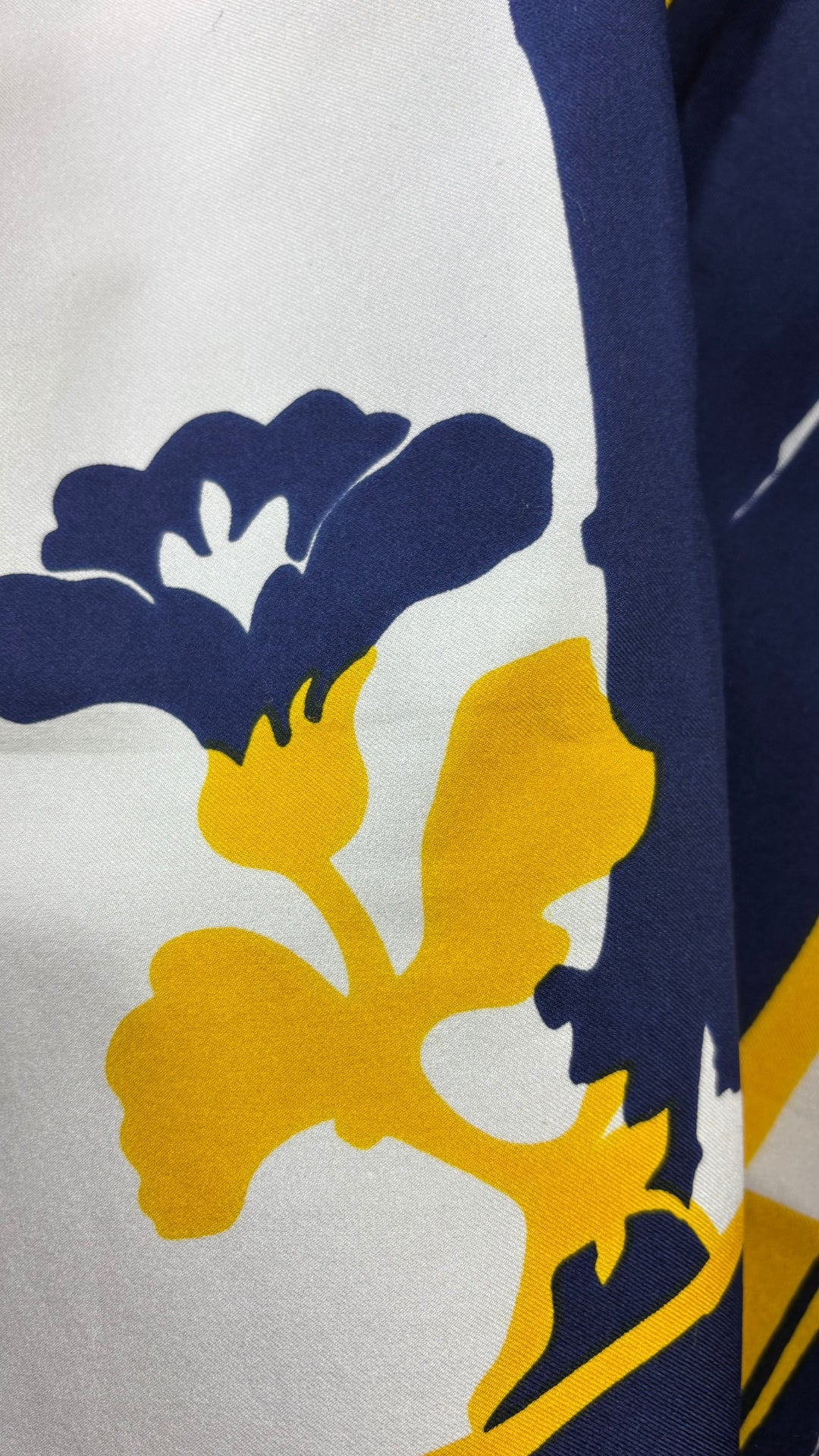 Foulard floral marine et jaune Patricia Dumont, carré. Vue de près d'un des motifs floral.