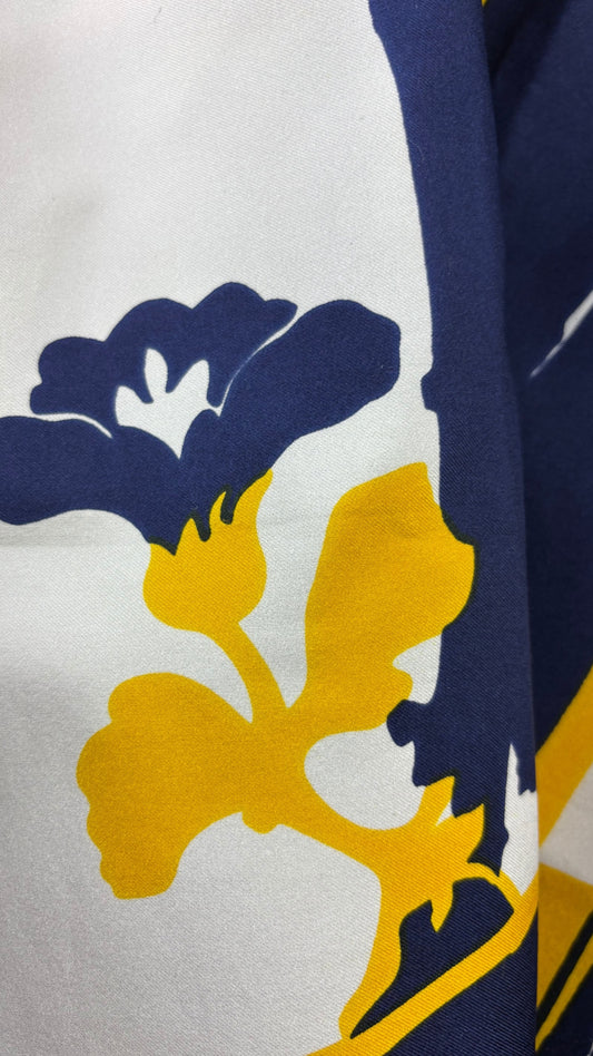 Foulard floral marine et jaune Patricia Dumont, carré. Vue de près d'un des motifs floral.