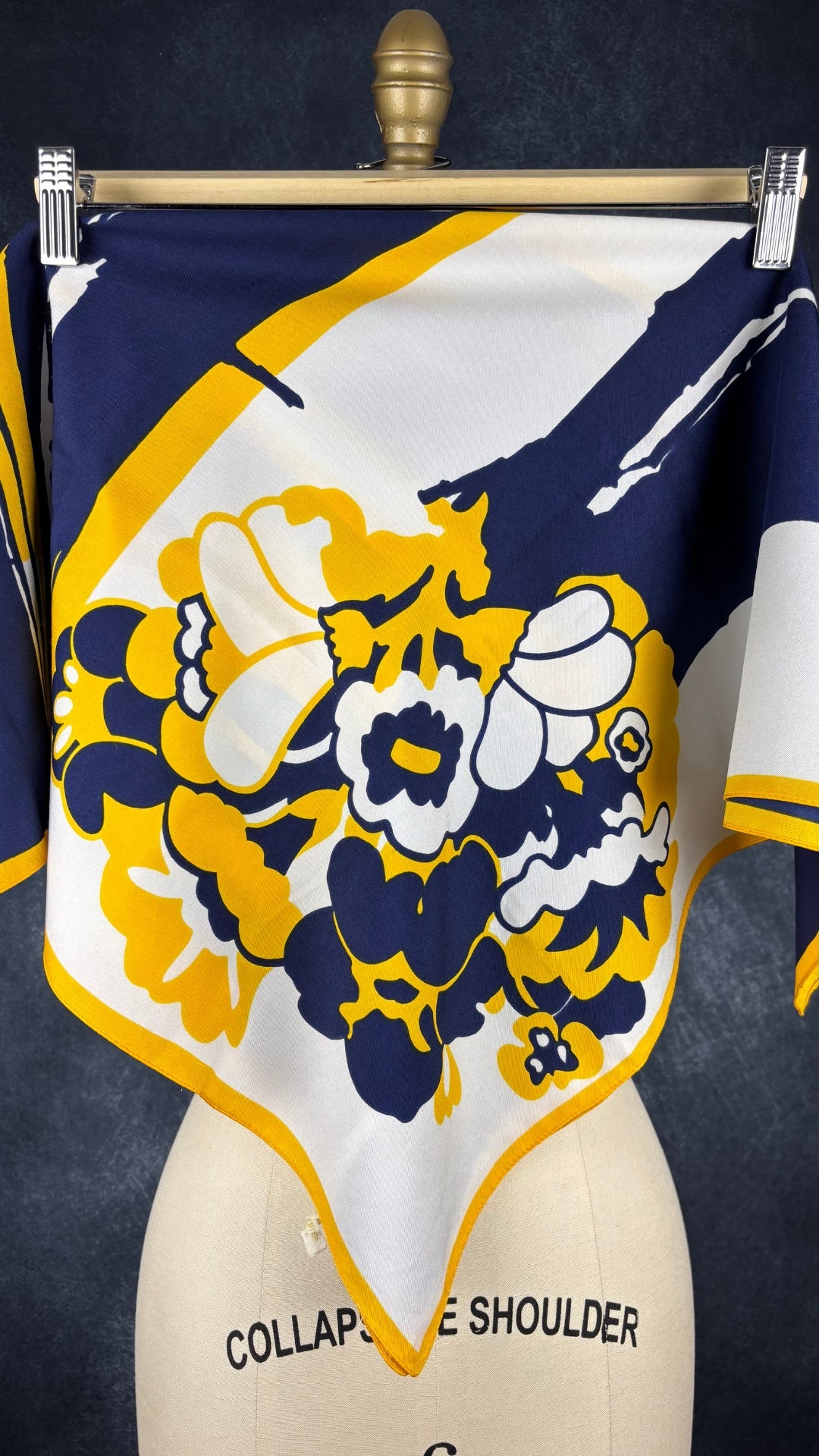 Foulard floral marine et jaune Patricia Dumont, carré. Vue du foulard plié en deux en pointe.