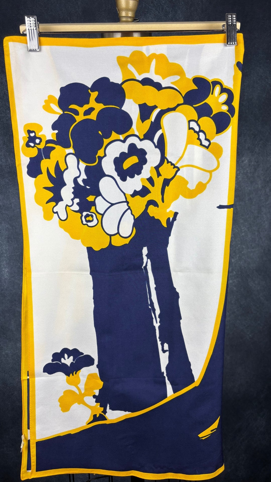 Foulard floral marine et jaune Patricia Dumont, carré. Vue du foulard plié en deux, côté vase floral.