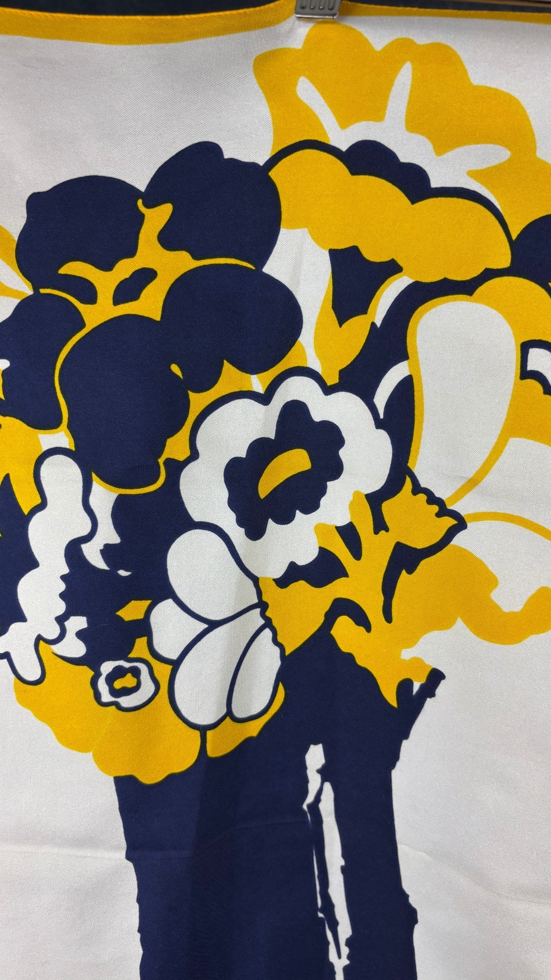 Foulard floral marine et jaune Patricia Dumont, carré. Vue du foulard de près, côté vase floral.