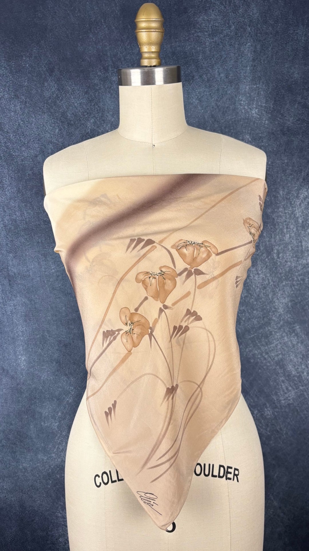 Foulard floral en soie peinte à la main Cléo, taille carré. Vue du foulard porté en camisole.