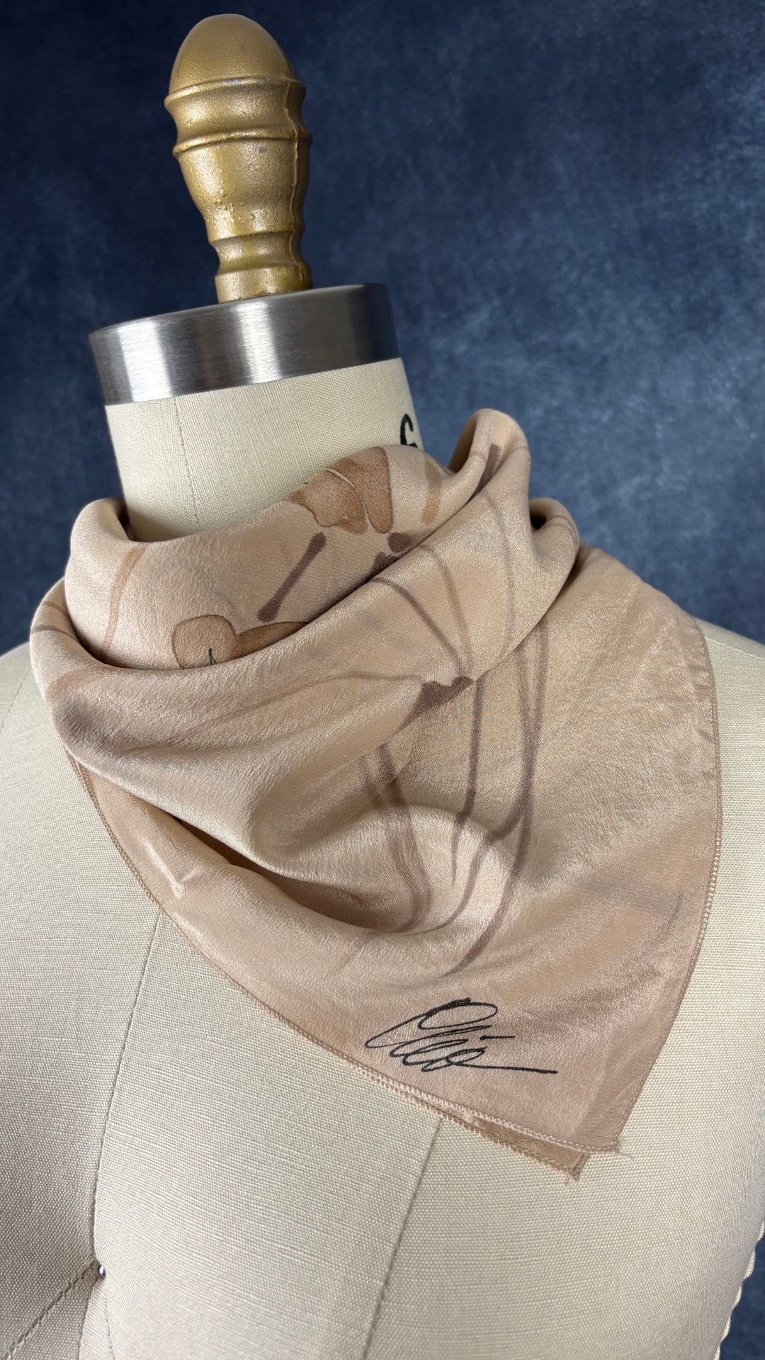 Foulard floral en soie peinte à la main Cléo, taille carré. Vue du foulard en triangle noué au cou.