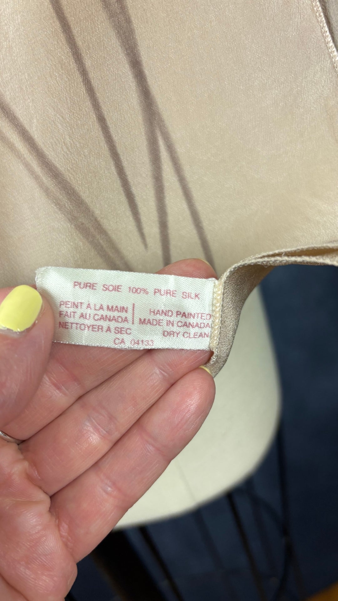 Foulard floral en soie peinte à la main Cléo, taille carré. Vue de l'étiquette.