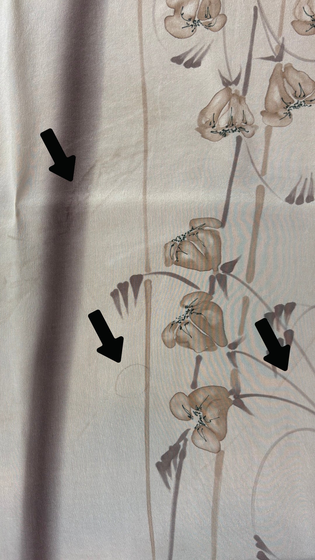 Foulard floral en soie peinte à la main Cléo, taille carré. Vue des imperfections sur le foulard.