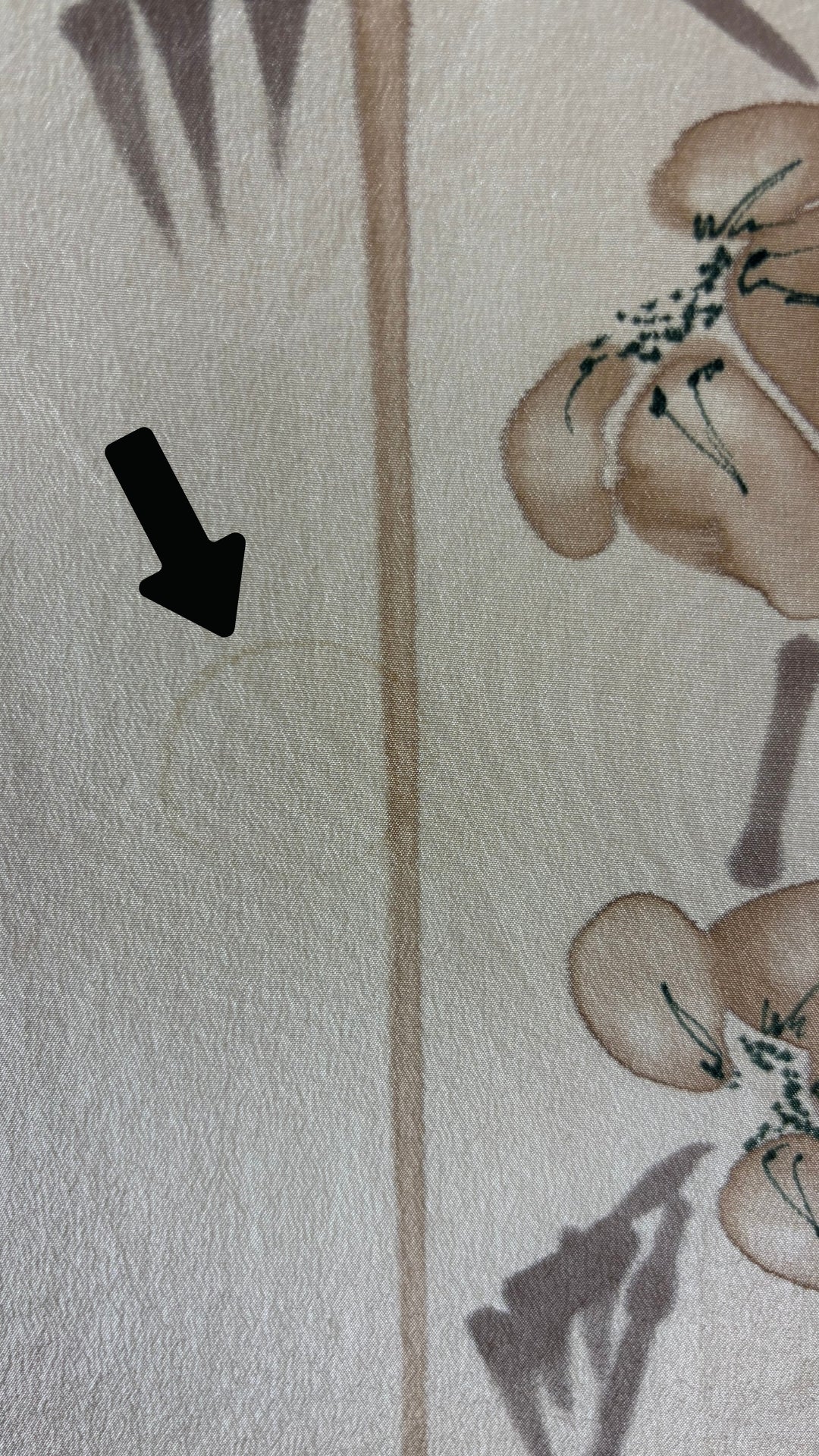 Foulard floral en soie peinte à la main Cléo, taille carré. Vue de la marque circulaire sur le foulard (imperfection).