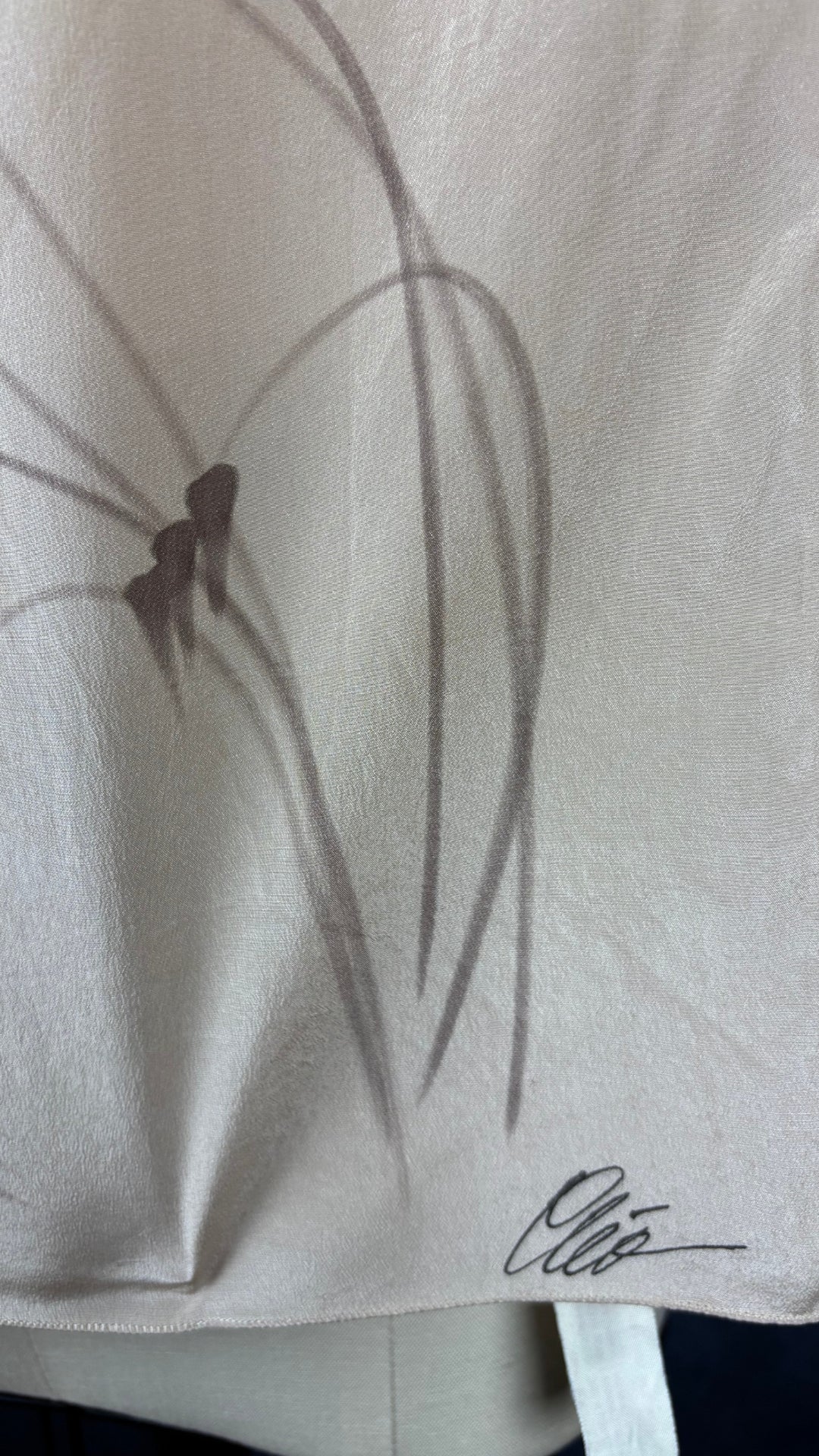 Foulard floral en soie peinte à la main Cléo, taille carré. Vue de la marque.