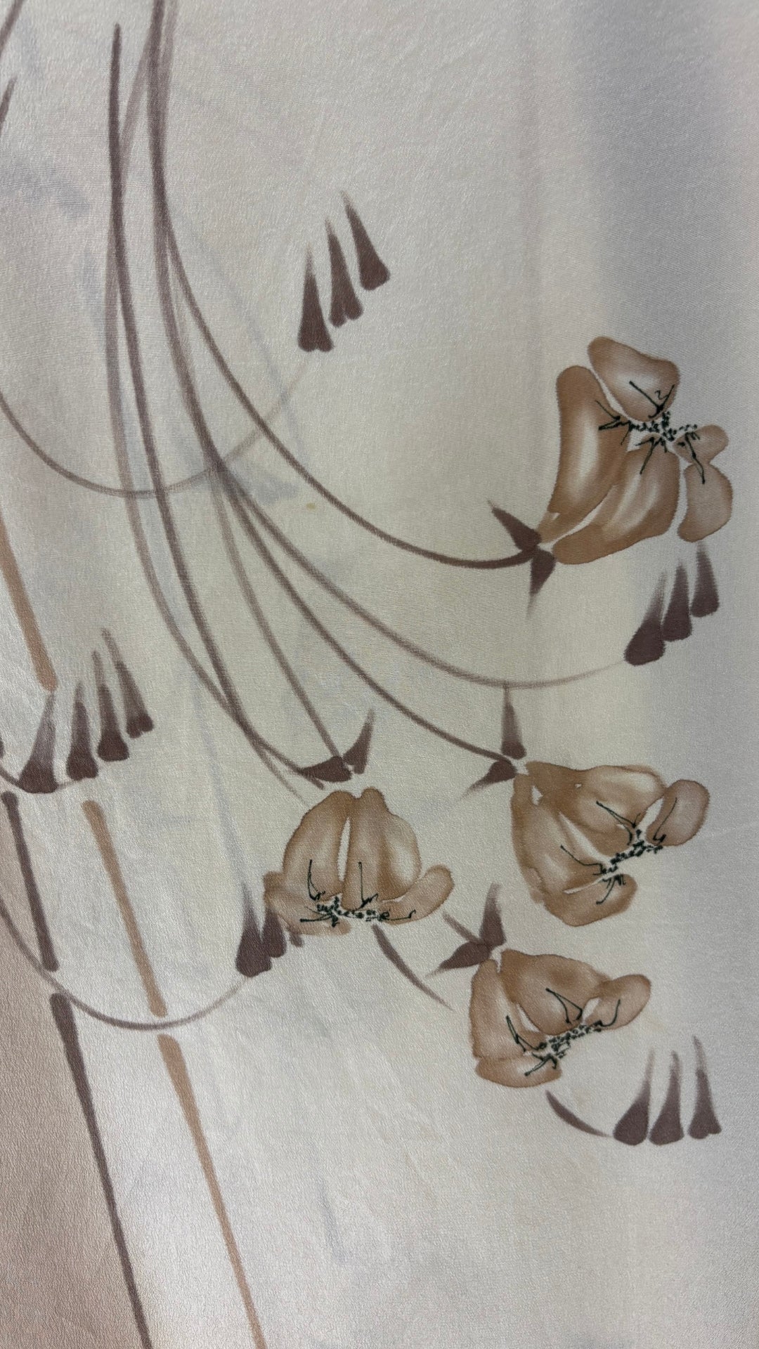 Foulard floral en soie peinte à la main Cléo, taille carré. Vue du motif.