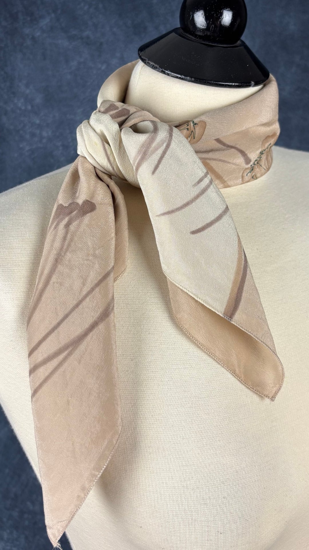 Foulard floral en soie peinte à la main Cléo, taille carré. Vue du foulard noué au cou.