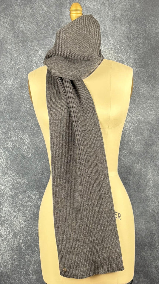 Foulard gris en laine vierge Boss Orange, format rectangulaire. Vue du foulard enroulé au cou du mannequin.