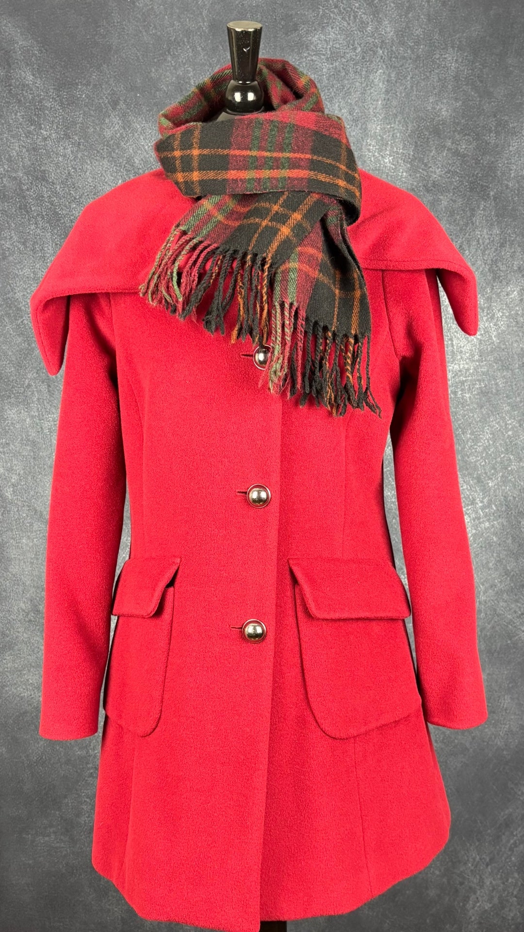 Foulard en lainage à carreaux Woolrich rectangulaire. Vue de l'agencement avec le manteau rouge Zapa.