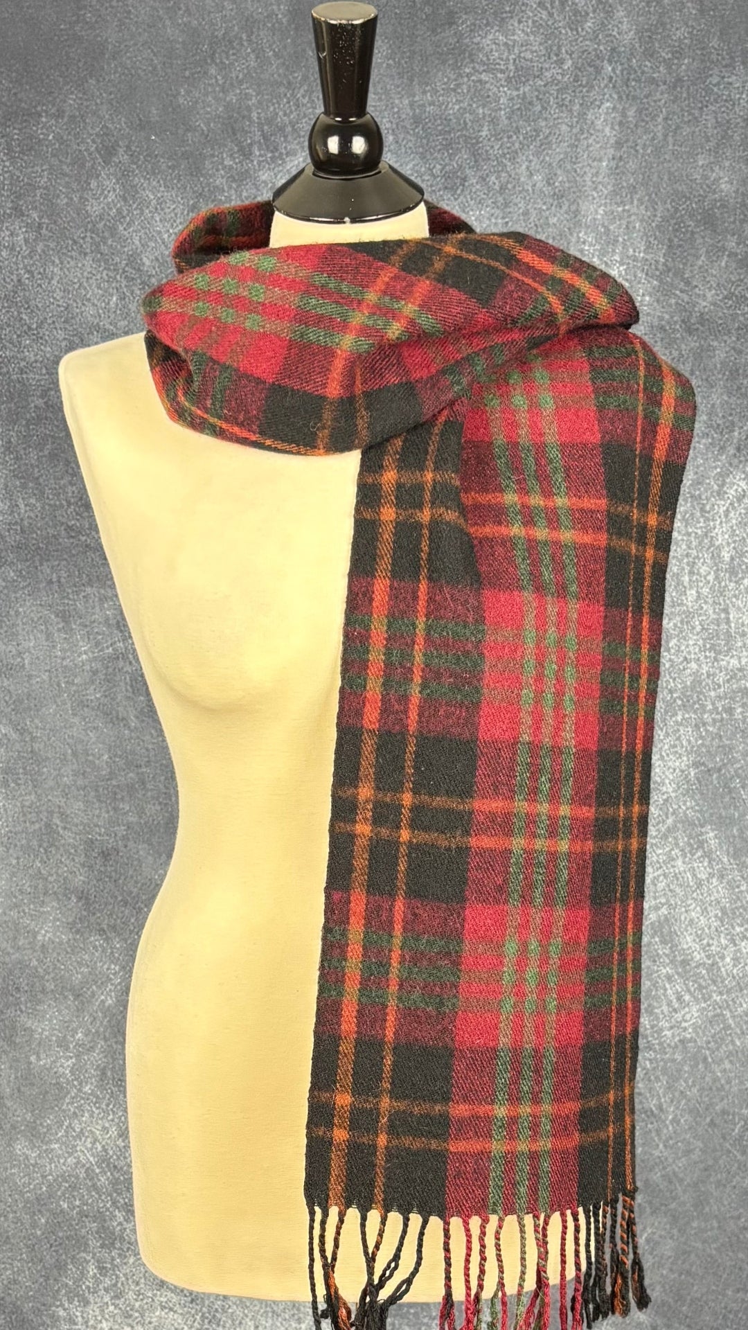 Foulard en lainage à carreaux Woolrich rectangulaire. Vue du foulard enroulé autour du cou du mannequin.