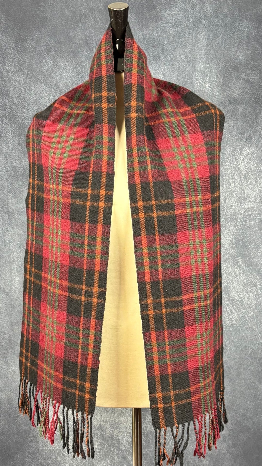 Foulard en lainage à carreaux Woolrich rectangulaire. Vue du foulard déposé sur les épaules du mannequin.