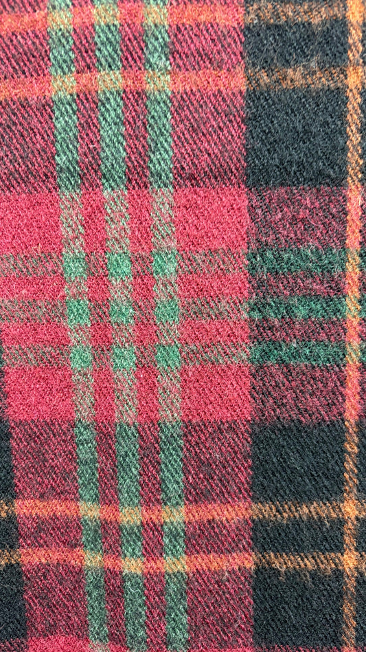 Foulard en lainage à carreaux Woolrich rectangulaire. Vue de près du tissu.