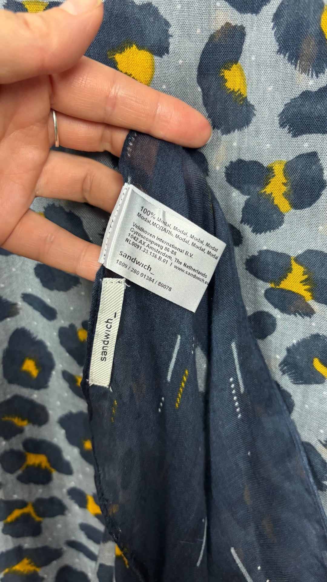 Foulard à motif animalier marine, bleu-gris et jaune ocre Sandwich, taille grand rectangle. Vue de l'étiquette.
