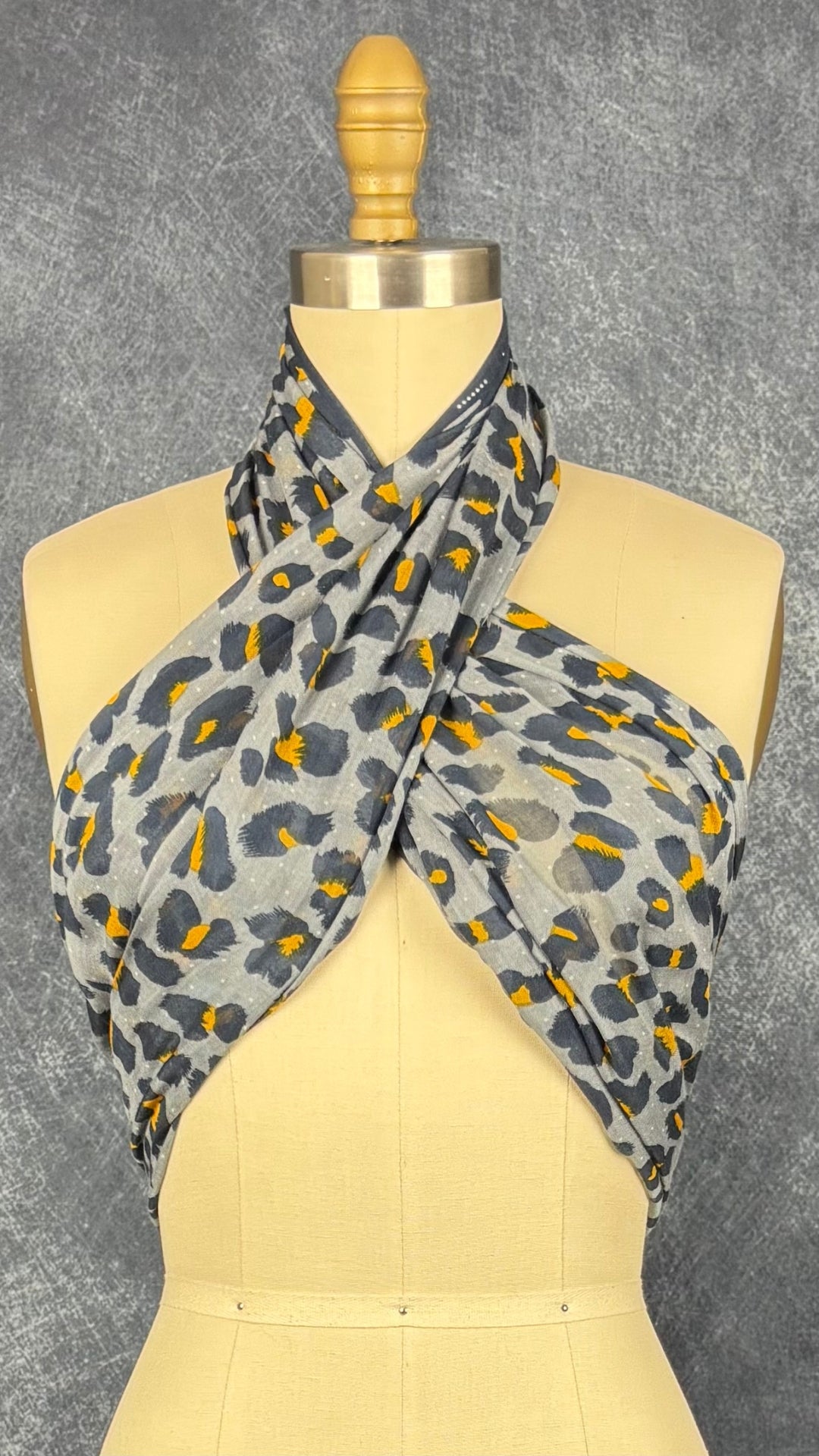Foulard à motif animalier marine, bleu-gris et jaune ocre Sandwich, taille grand rectangle. Vue du foulard porté en top.
