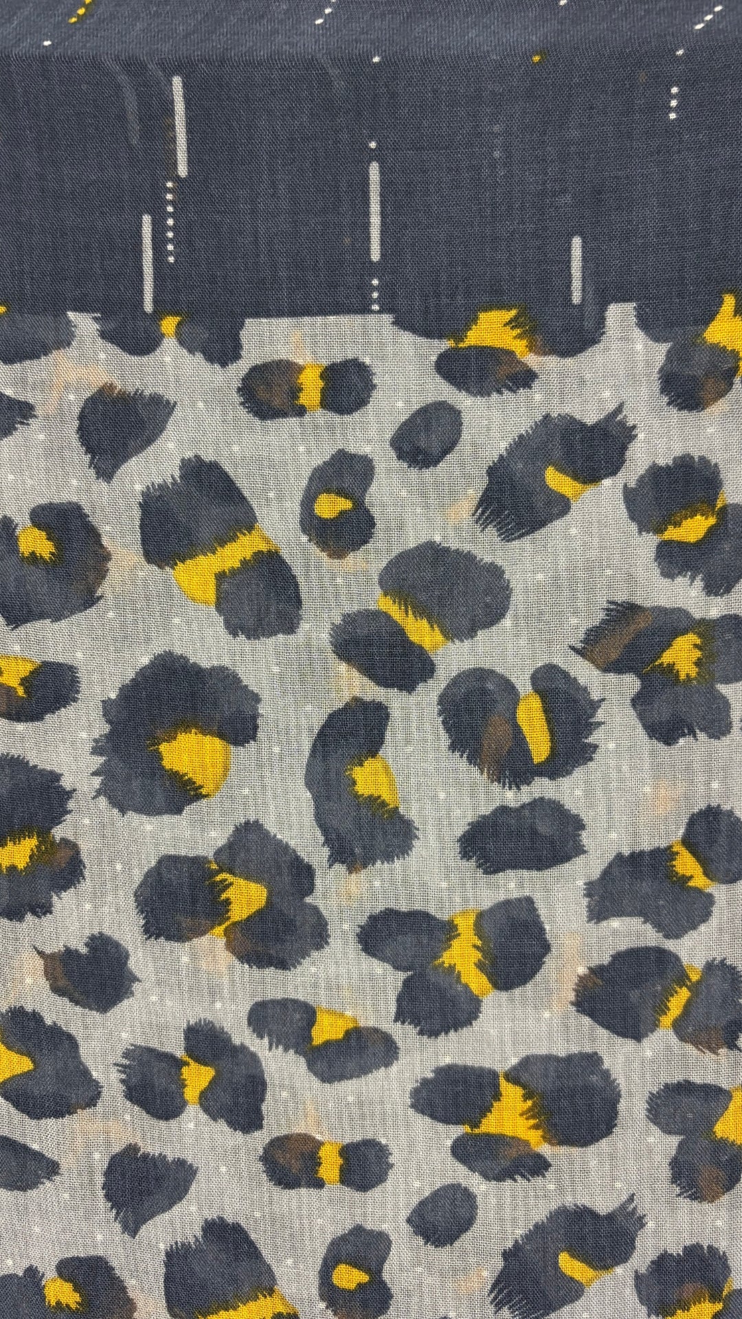 Foulard à motif animalier marine, bleu-gris et jaune ocre Sandwich, taille grand rectangle. Vue de près du tissu.