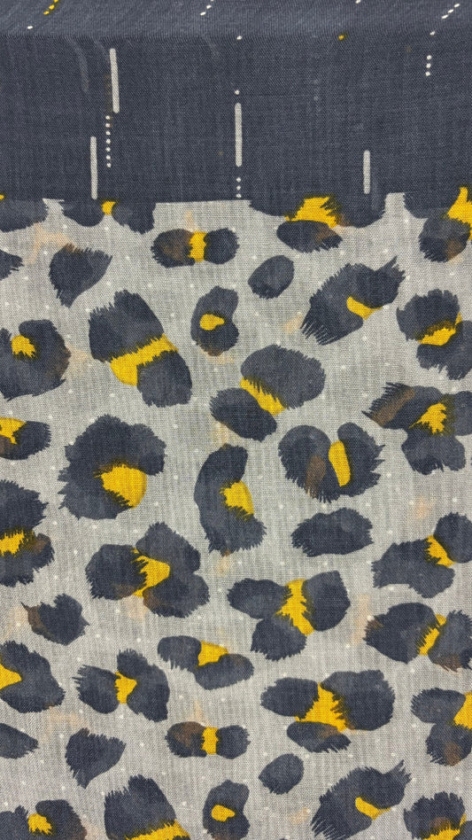 Foulard à motif animalier marine, bleu-gris et jaune ocre Sandwich, taille grand rectangle. Vue de près du tissu.