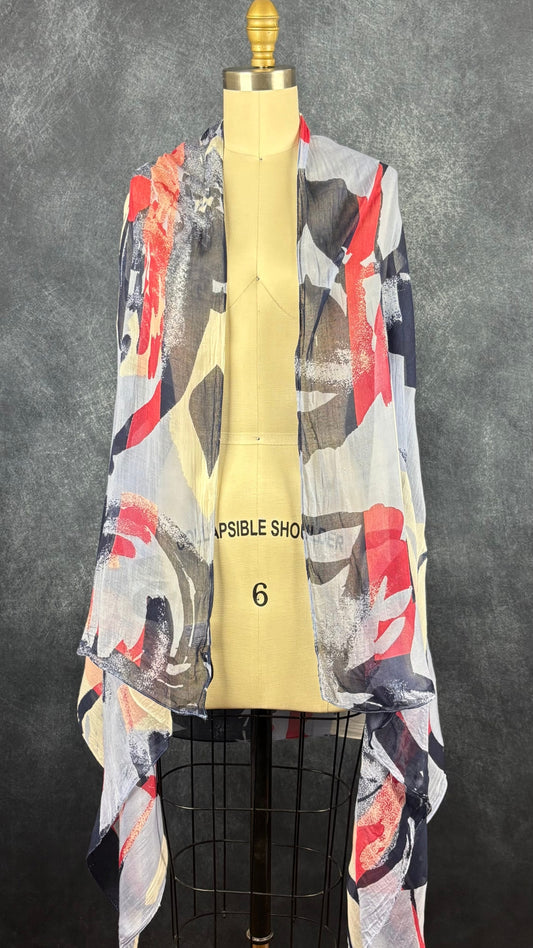 Foulard à motifs floraux abstraits rectangle long Sandwich. Vue du foulard déposé sur les épaules du mannequin.