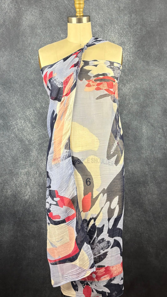 Foulard à motifs floraux abstraits rectangle long Sandwich. Vue de face, le foulard placé en robe de plage sur le mannequin.