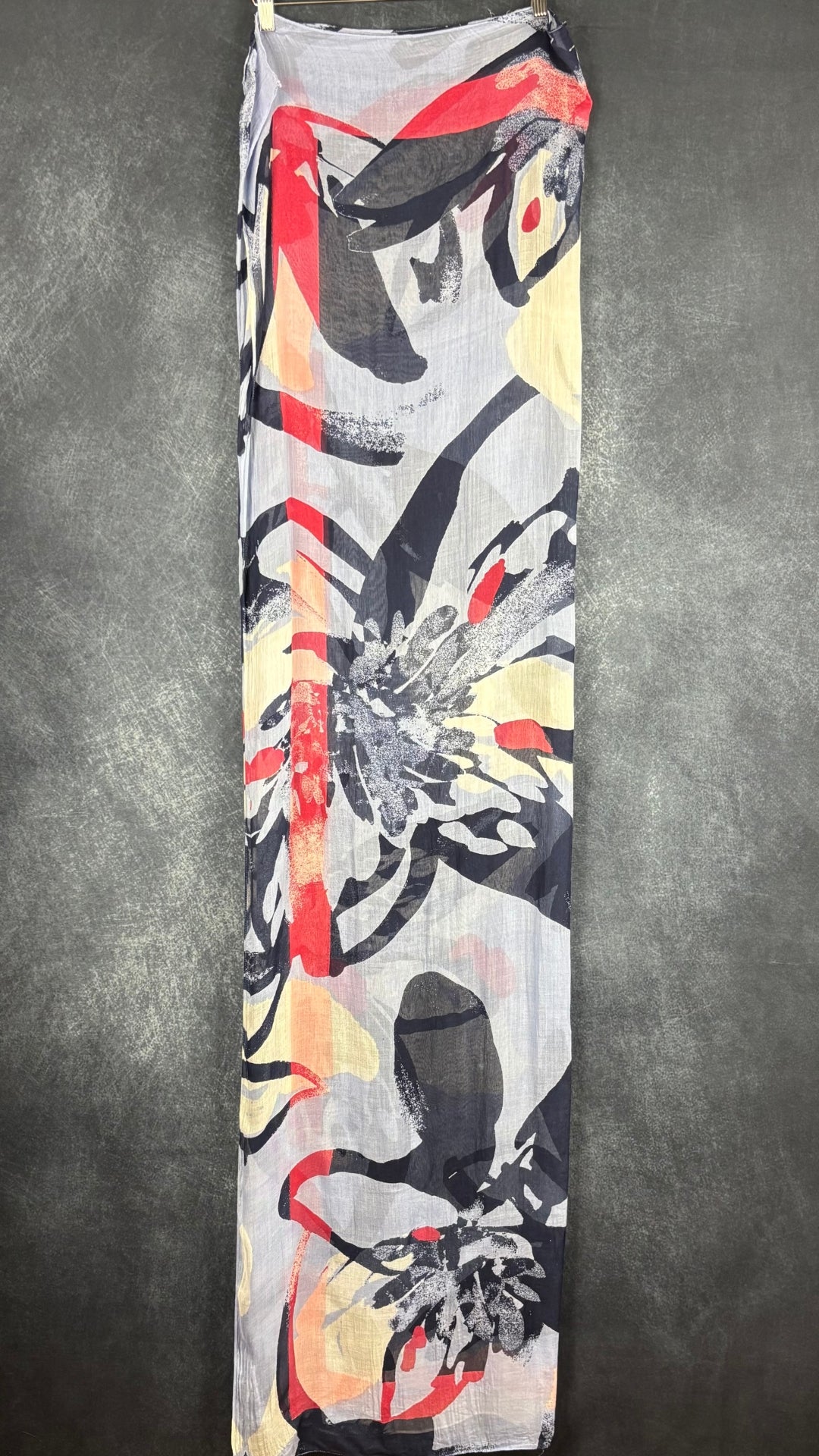 Foulard à motifs floraux abstraits rectangle long Sandwich. Vue du foulard, plié en deux sur le sens de la longueur, de l'autre côté.