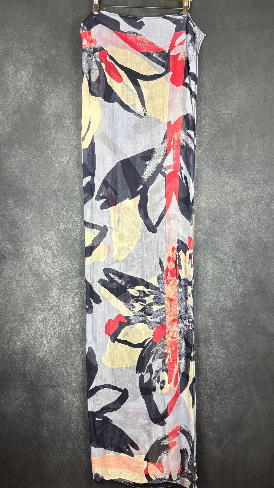 Foulard à motifs floraux abstraits rectangle long Sandwich. Vue du foulard plié en deux, sur le sens de la longueur.