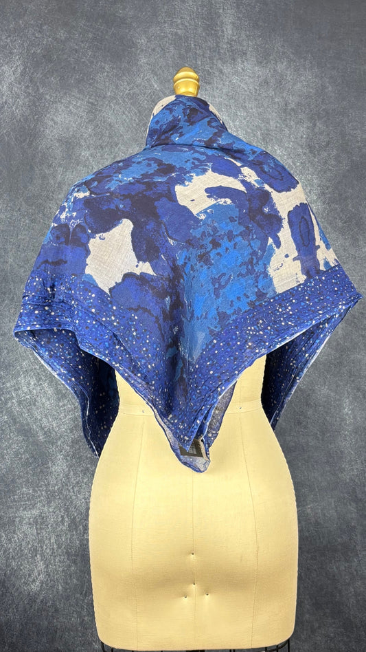 Foulard à motifs abstraits gris et bleu en viscose, Sandwich, taille grand rectangle. Vue du foulard porté sur les épaules du mannequin, de dos.