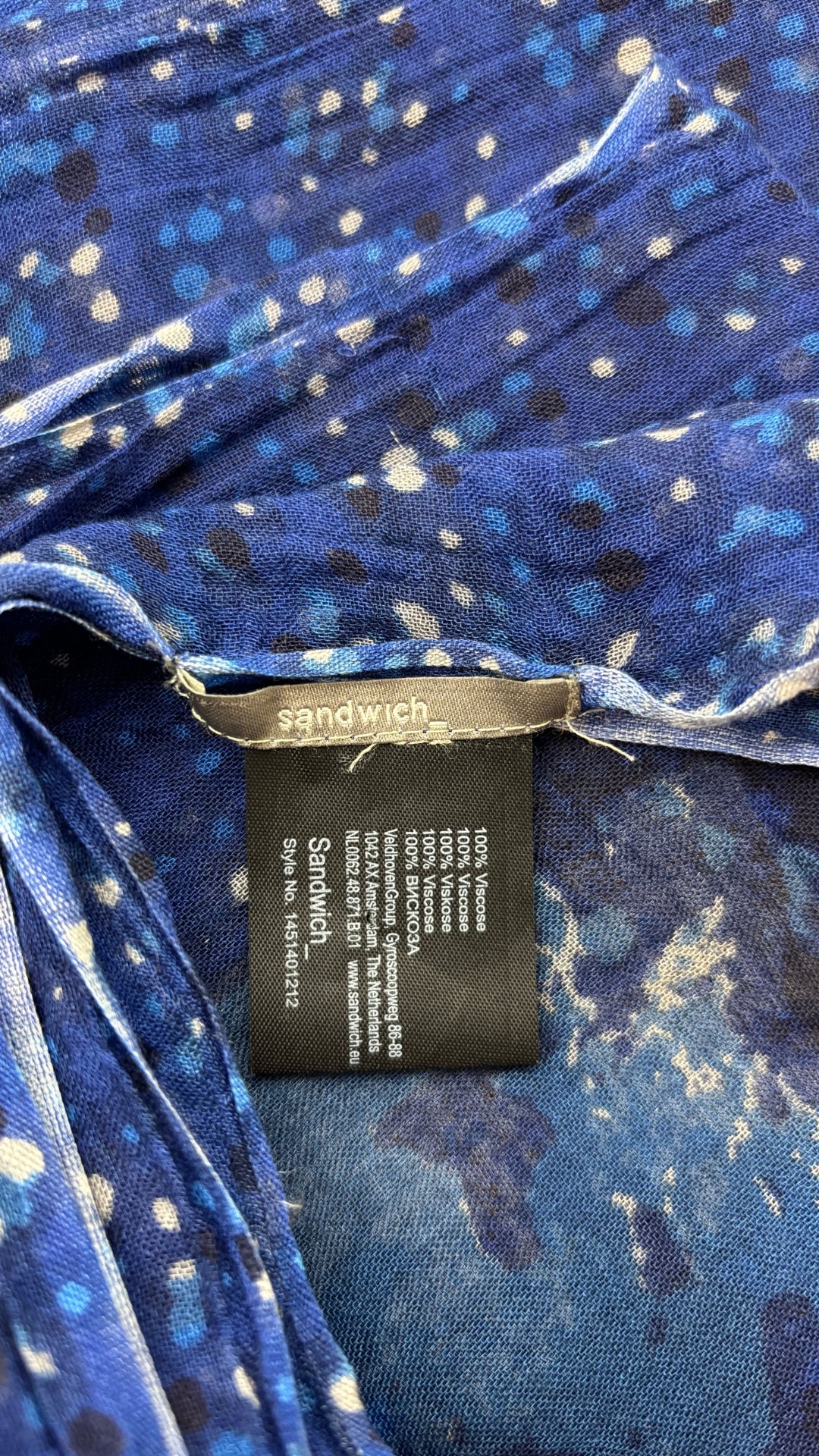 Foulard à motifs abstraits gris et bleu en viscose, Sandwich, taille grand rectangle. Vue de l'étiquette.