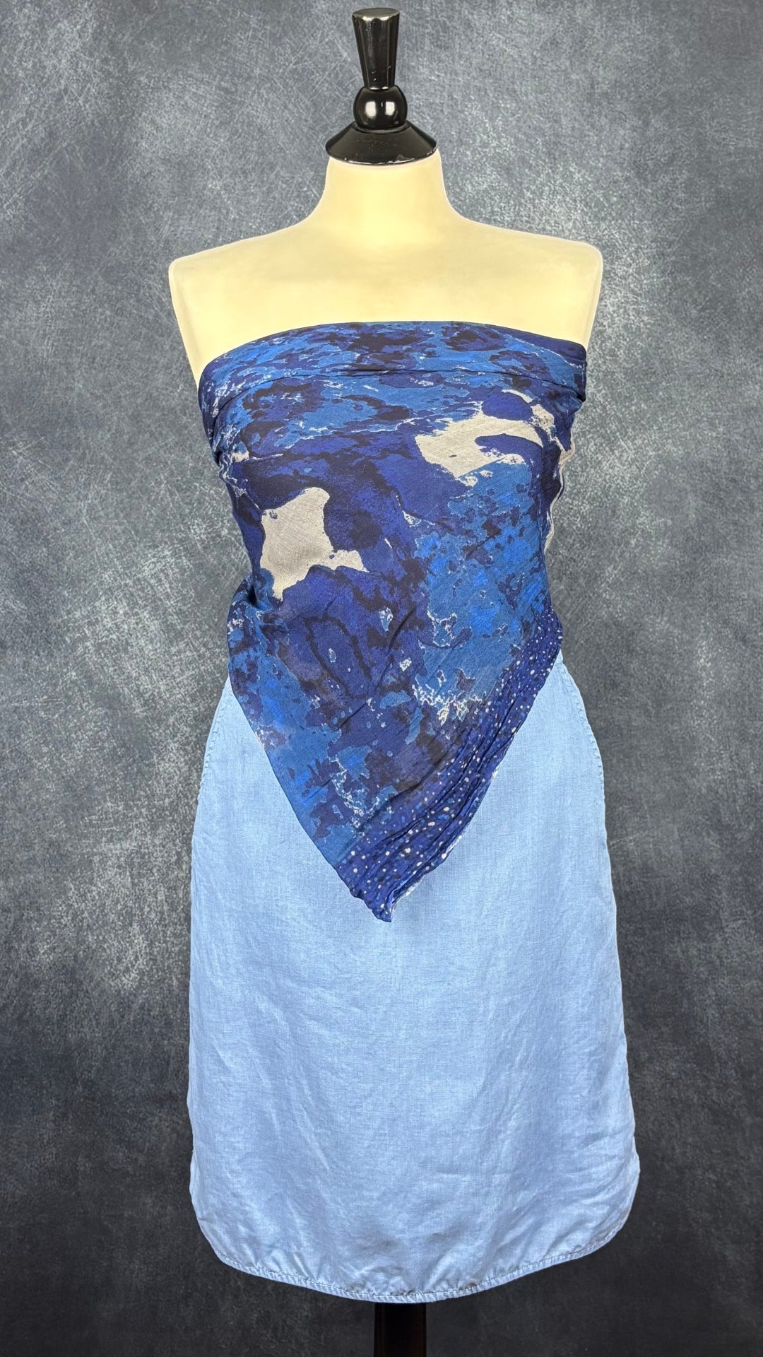 Foulard à motifs abstraits gris et bleu en viscose, Sandwich, taille grand rectangle. Vue du foulard porté en haut triangulaire avec la jupe en lin bleue Part Two.