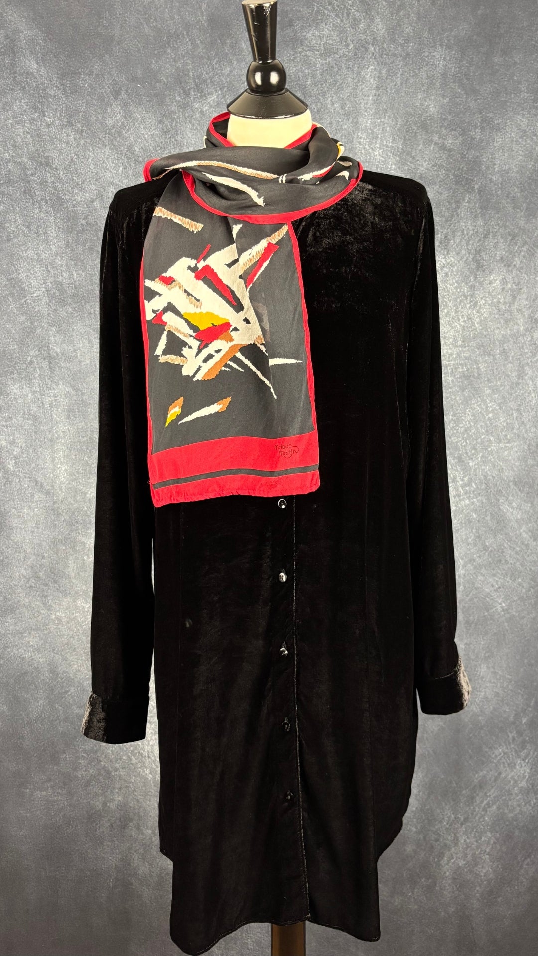 Foulard noir, blanc et rouge Monique Martin, rectangulaire long. Vue du foulard agencé avec la robe chemisier en velours noir Eileen Fisher.