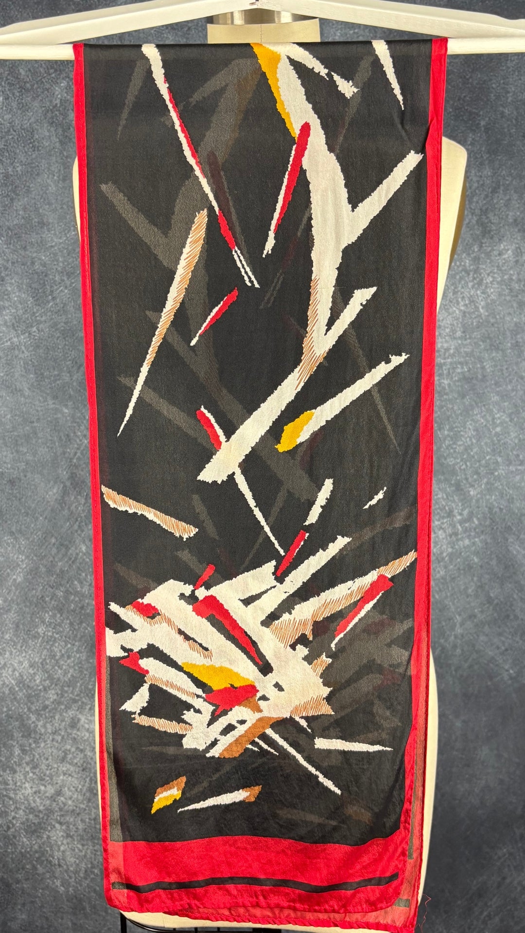 Foulard noir, blanc et rouge Monique Martin, rectangulaire long. Vue du foulard plié en deux, endos.