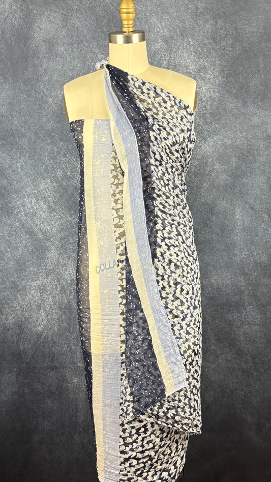 Foulard à petits motifs qui ressemblent à des coeurs gris, bleu doux, marine, Sandwich, grand rectangle. Vue de face, sur le mannequi en guise de robe de plage.