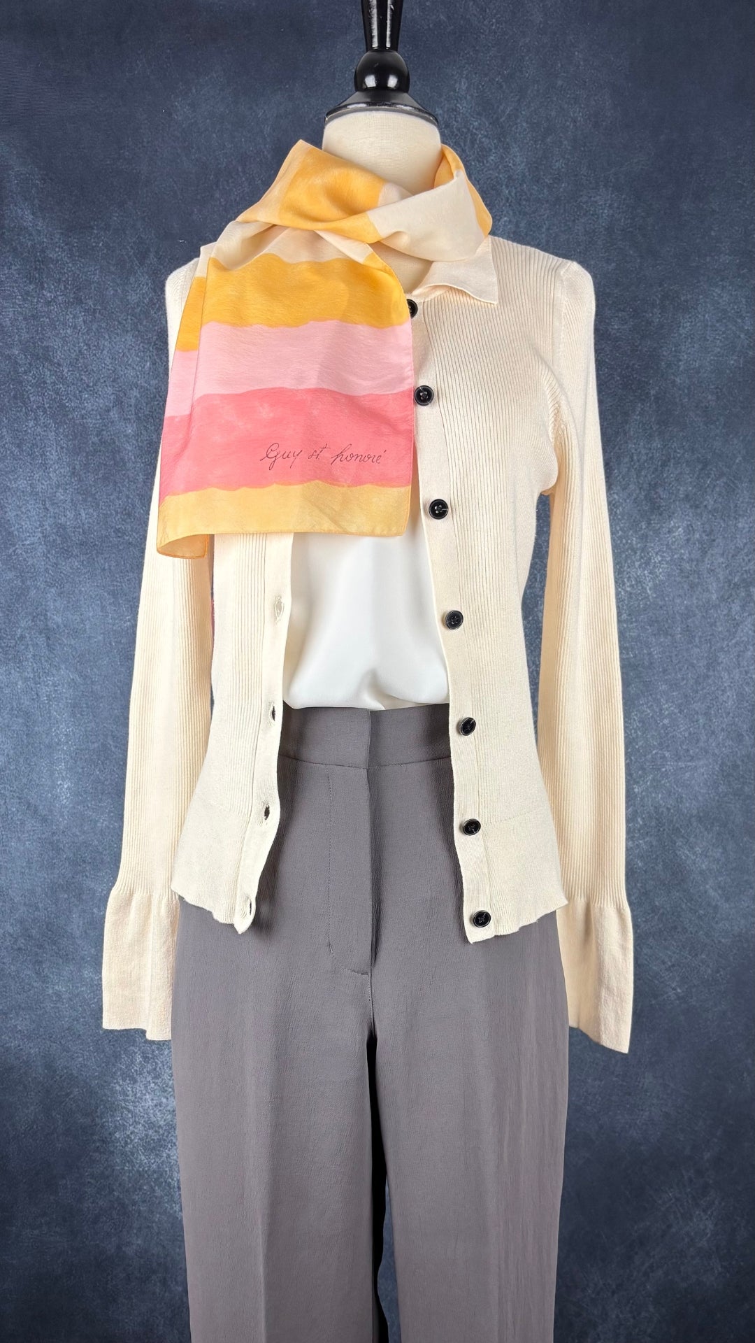Foulard aux douces rayures colorées de format rectangulaire long Guy St. Honoré. Vue de l'agencement avec le pantalon Alanya, la camisole crème Babaton et le cardigan crème InWear.