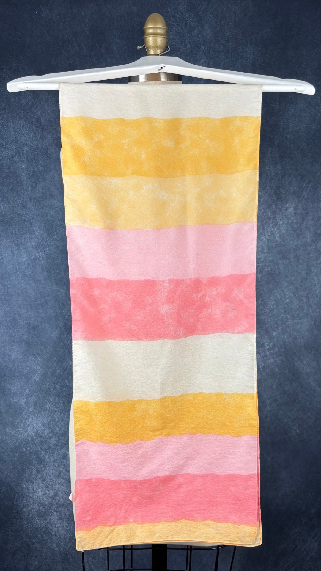 Foulard aux douces rayures colorées de format rectangulaire long Guy St. Honoré. Vue de l'autre face du foulard.